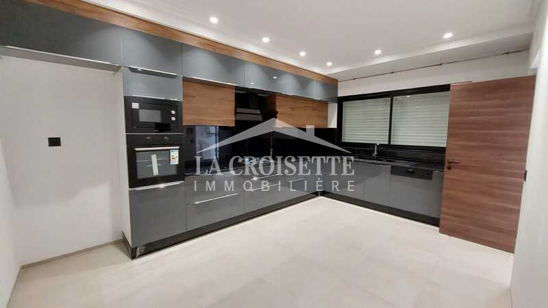 Villa S+4 avec piscine en cours de finition à La Soukra